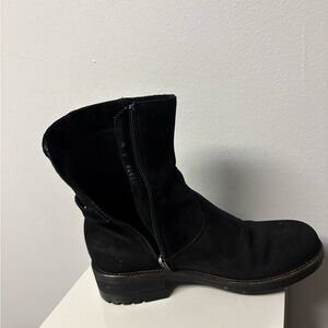 La CANADIENNE Charcoal Suede Footwear